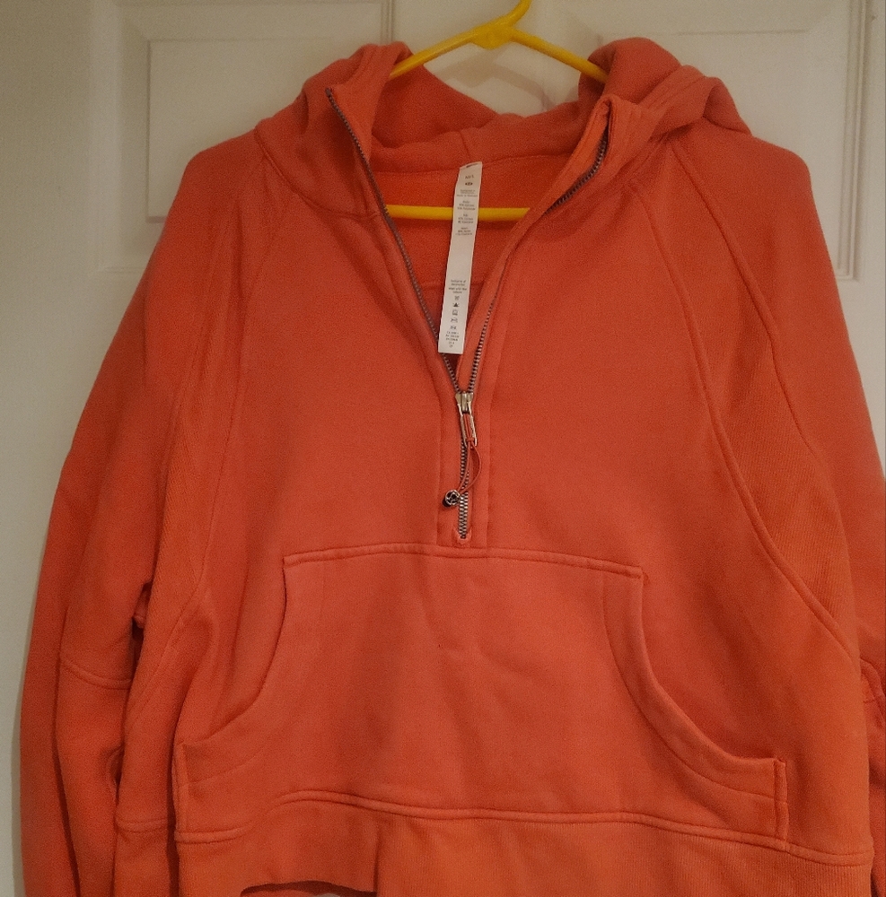 M/L Lululemon Cropped Scuba